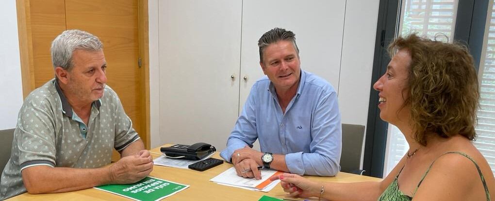 En la imagen: el concejal de Sanidad, Ángel Cabrera, el alcalde de Fraga, Ignacio Gramún, y la psicóloga de la AECC Bajo Cinca, Rosa Fraile.