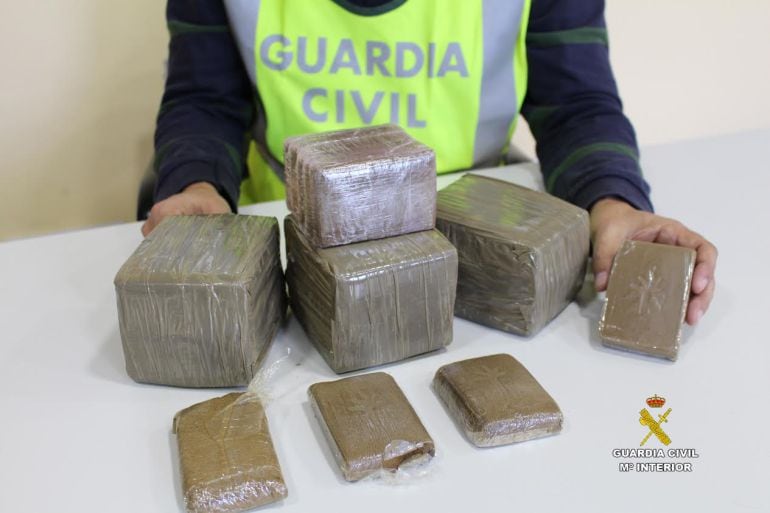 Paquetes de droga localizados en el vehículo del detenido tras el accidente.