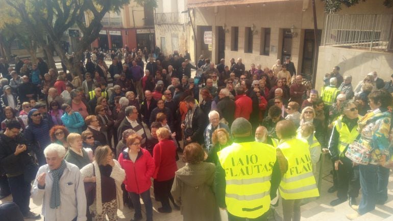 Concentración celebrada el 22 de febrero, en la plaza del Ayuntamiento de Dénia, organizada por los iai@flautas de la Marina Alta.
