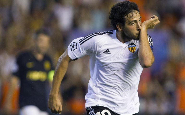 Dani Parejo tras anotar el 2-1 ante el AS Mónaco en Mestalla.