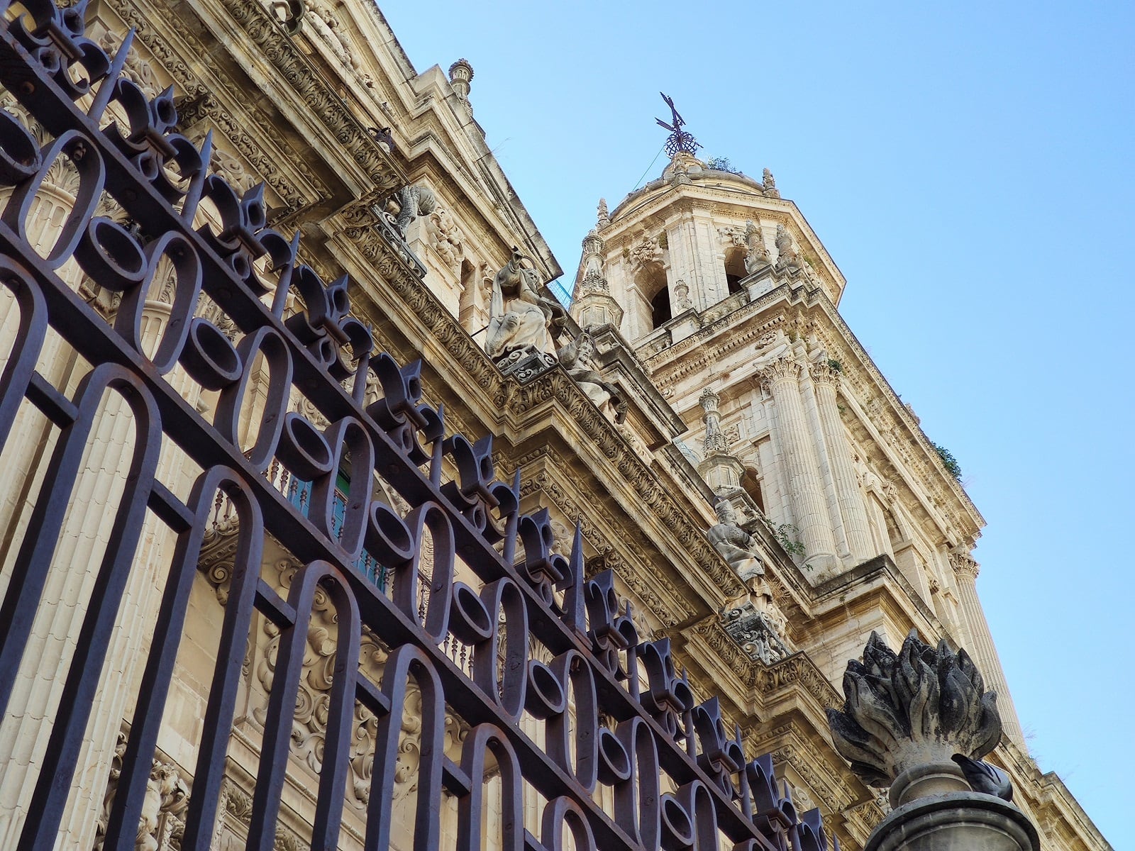 La magnifica fachada de la Catedral de Jaén, durante un día soleado