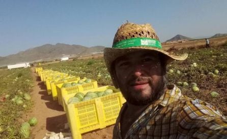 Eleazar Blandón durante una jornada de trabajo recogiendo sandías