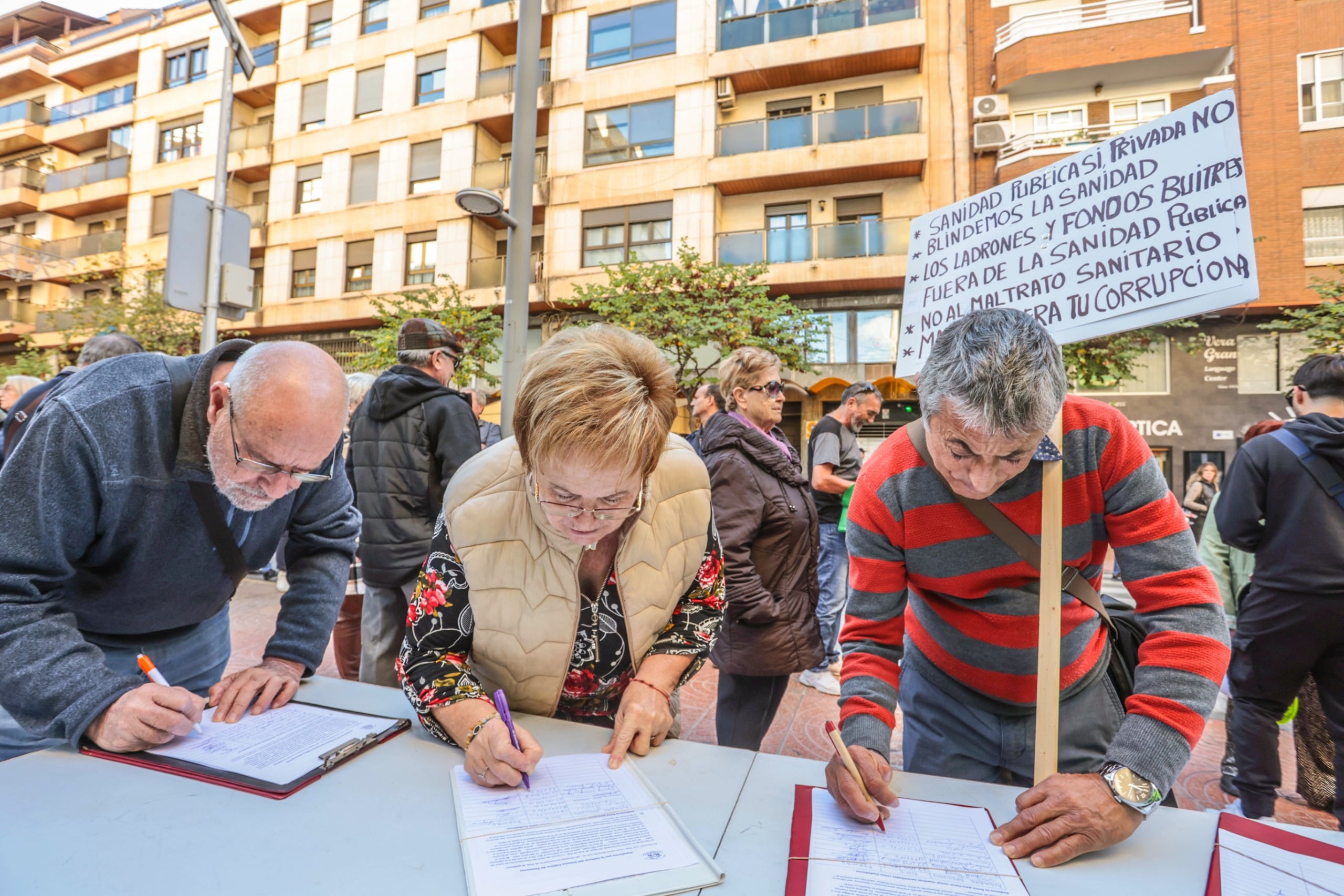 Se han recogido firmas para denunciar la situación de la sanidad pública.