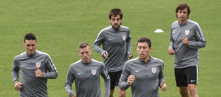 Los jugadores del Athletic de Bilbao, Aritz Aduriz (i), Iker Muinain (2i), Beñat Etxebarria (c) y Óscar De Marcos (2d), entre otros, durante el entrenamiento llevado a cabo hoy para preparar el partido de Liga frente al Granada