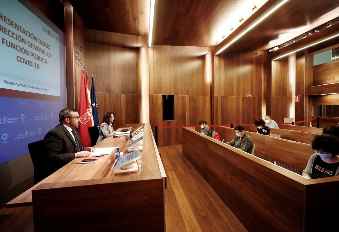 El consejero de Presidencia, Javier Remírez (i), tras mostrar su &quot;satisfacción&quot; porque &quot;entre todos hemos sido capaces de que Navarra pase a la Fase 1&quot;, ha insistido en que no se puede bajar la guardia y hay que mantener la misma solidaridad y responsabilidad, y &quot;si cabe más, que la mostrada hasta ahora&quot;.De esta forma se ha pronunciado en el primer día de la Fase 1, en la primera rueda de prensa presencial del Gobierno de Navarra desde que se decretó el estado de alarma (en este tiempo ha celebrado 75 telemáticas), lo que considerado un &quot;signo de que vamos avanzando y que debemos hacerlo con todas las medidas preventivas necesarias&quot;