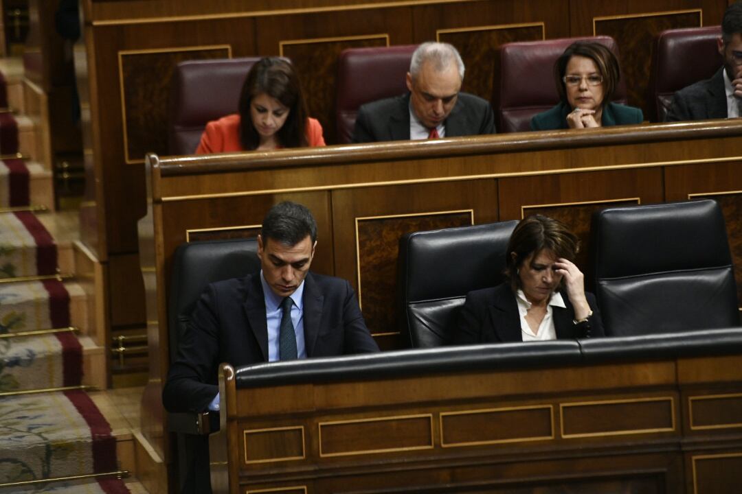 El presidente del Gobierno, Pedro Sánchez, y la ministra de Justicia, Dolores Delgado, sentados en sus escaños con cara seria durante la segunda jornada del debate de enmiendas a la totalidad del proyecto de Ley de Presupuestos Generales del Estado en el Congreso (PGE).  
 ECONOMIA 
 Oscar del Pozo - Europa Press
 