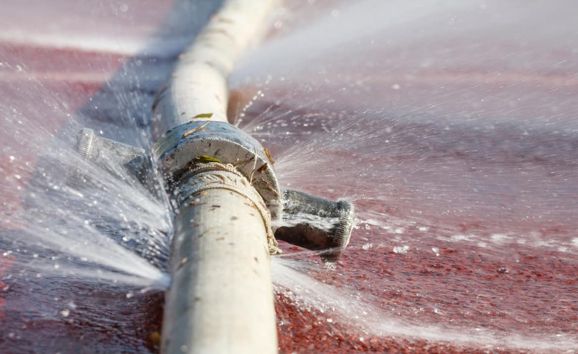 Imatge d'arxiu d'una canonada d'aigua amb fuites