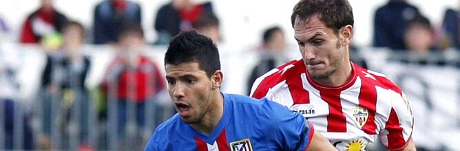 El argentino lucha con los jugadores del Almería