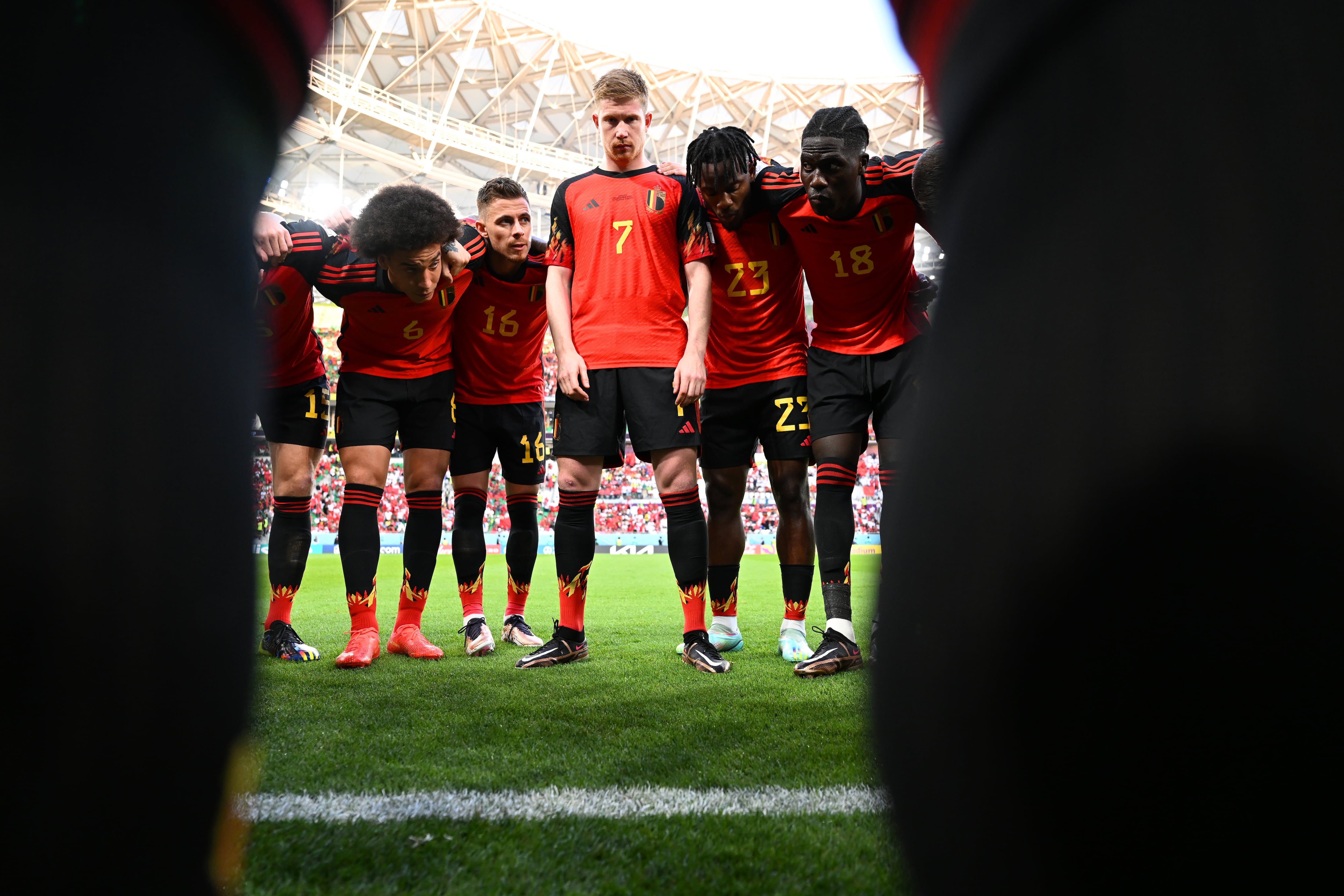 Los jugadores de Bélgica hablan durante el partido contra Marruecos