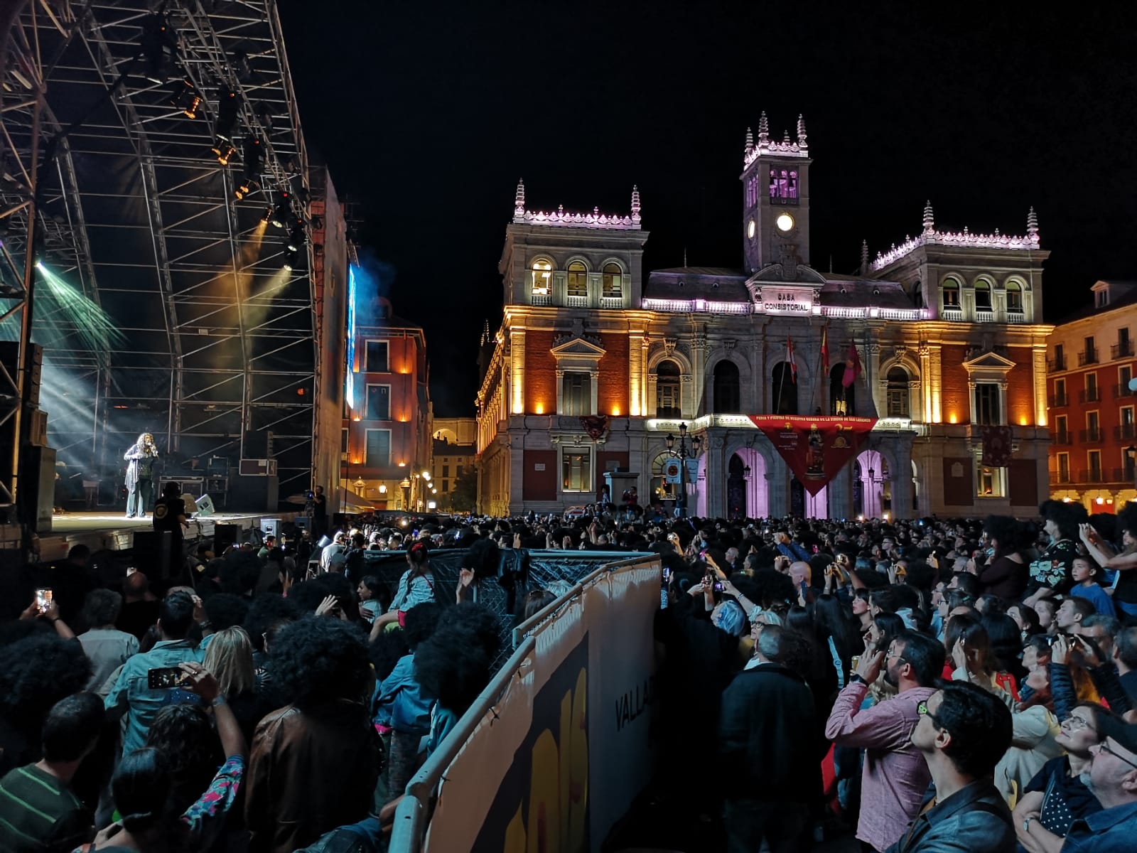 Imagen de un concierto en la Plaza Mayor de Valladolid colgada por Megy Nikol en su cuenta de Facebook