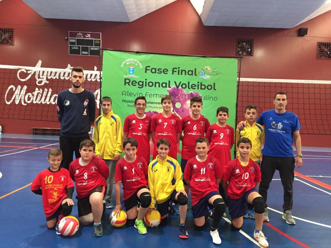 El equipo de la EMD Motilla de voleibol alevín masculino 