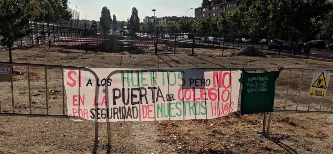 Cartel de protesta frente a los huertos urbanos