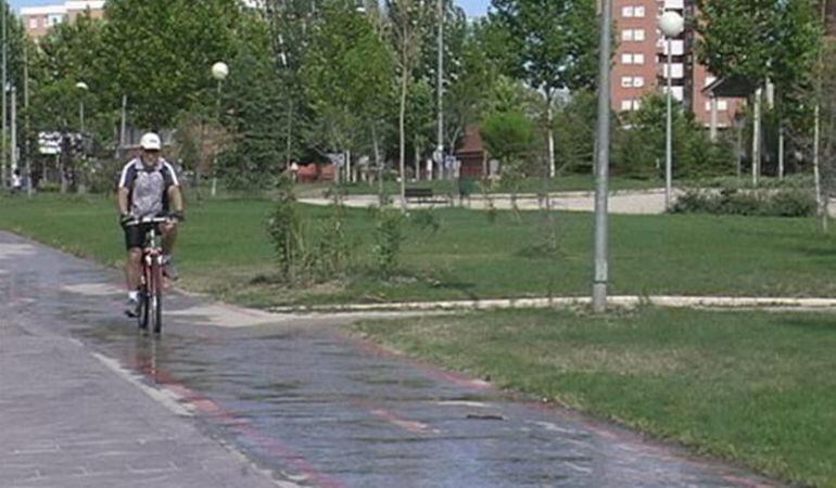 El carril bici ya se extiende por gran parte de la ciudad y ahora se quiere ampliar sobre acera.