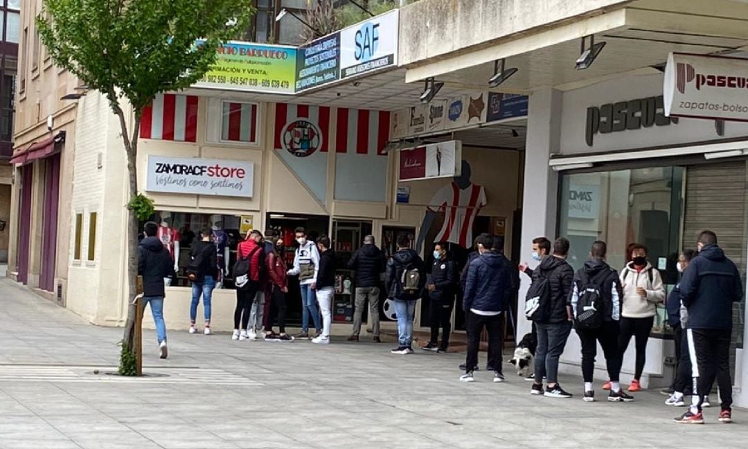 Colas ante la tienda del Zamora CF a primera hora de este miércoles