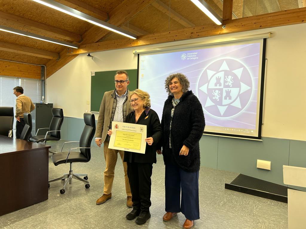 María Salinas recibe su título acompañada de la rectora de la UPCT, Beatriz Miguel, y el decano de la Facultad de Ciencias de la Empresa, Ángel Rafael Martínez Lorente