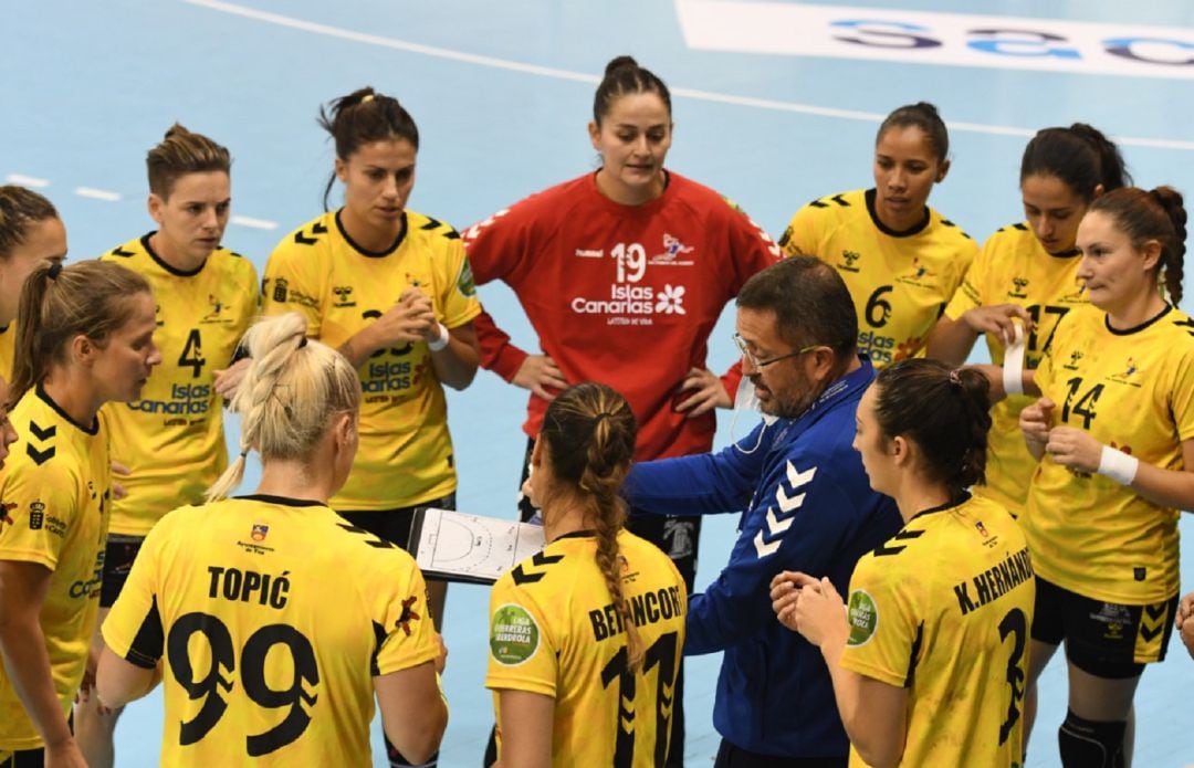 El técnico Miguel Ángel Lemes dando instrucciones a las jugadoras en uno de los tiempos muertos.