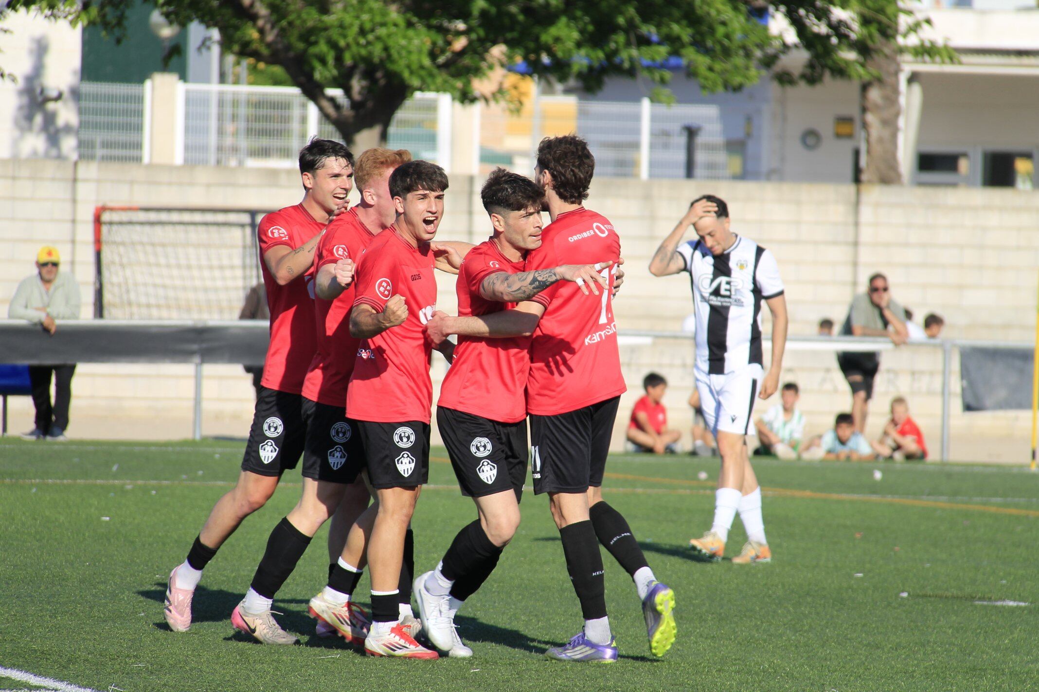 El Ontinyent 1931 celebra uno de los tres goles frente al Castellonense