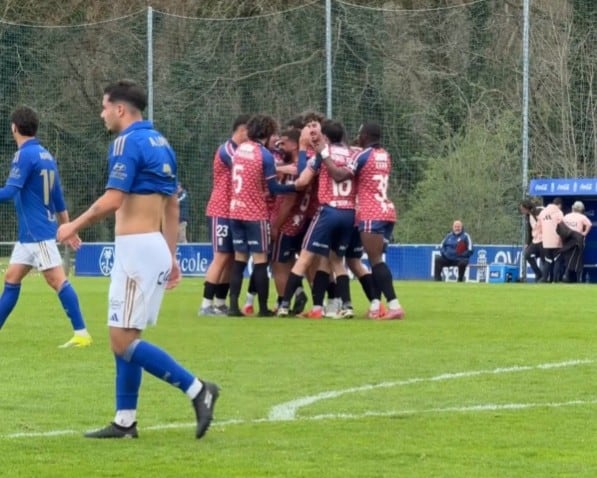 Los jugadores del Real Ávila celebran el segundo gol, obra de Vitolo