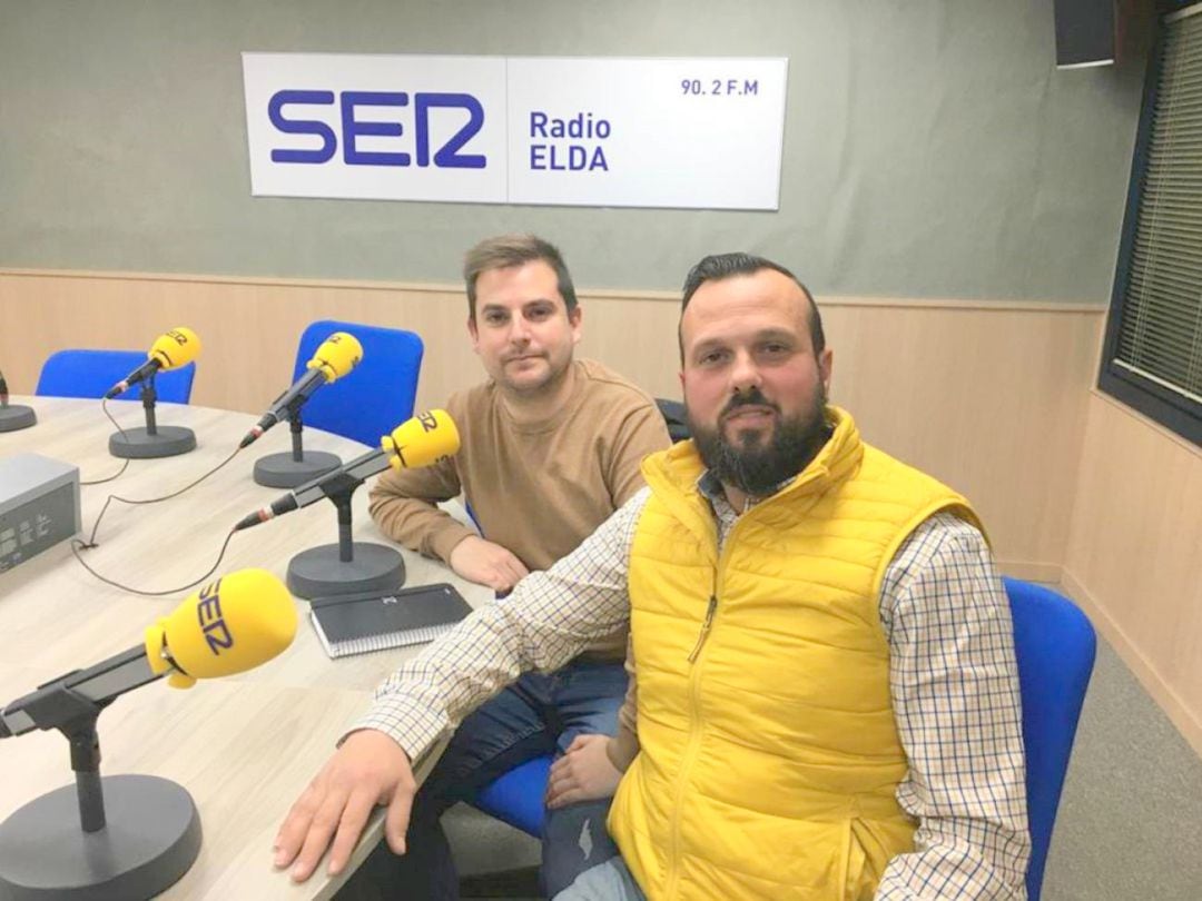 Puche junto a uno de los miembros de su directiva en Radio Elda Cadena SER