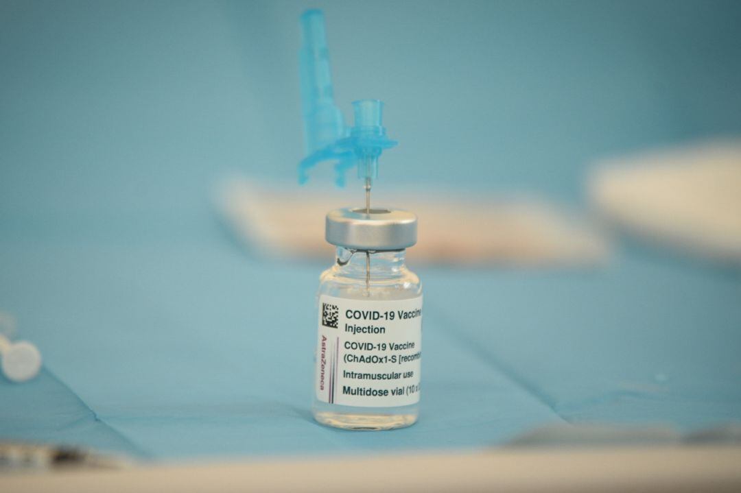 Un vial con la vacuna de AstraZeneca.