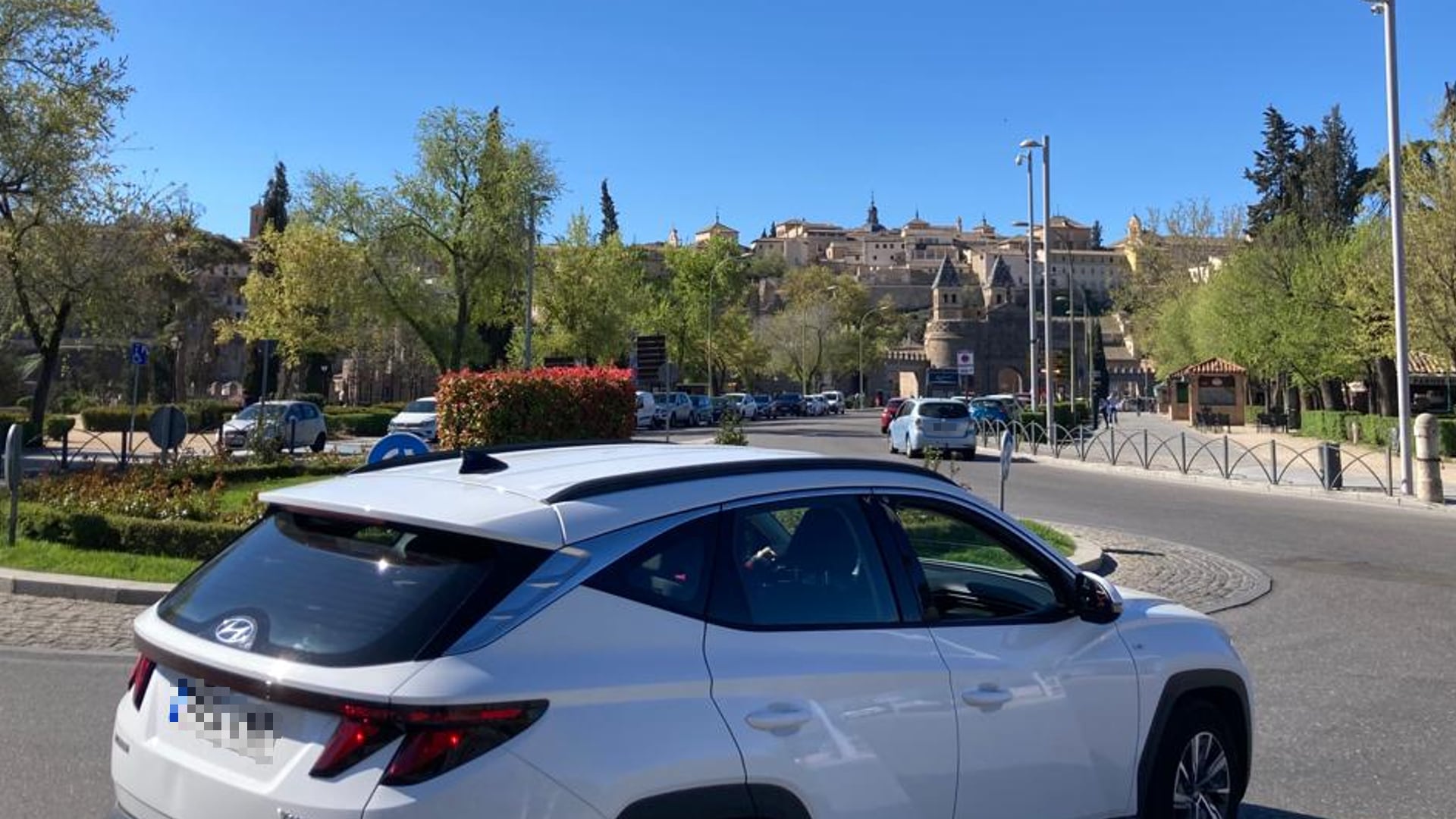 Imagen de archivo de un vehículo, en el entorno de la Puerta Bisagra de Toledo