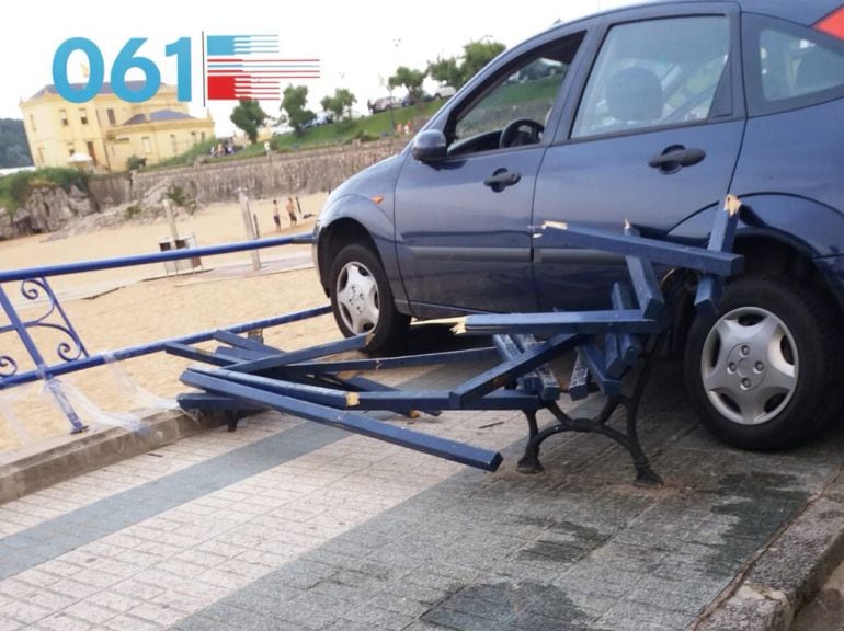 El vehículo arrolló a las dos ñinas que estaban sentadas en el banco, que ha quedado destrozado.