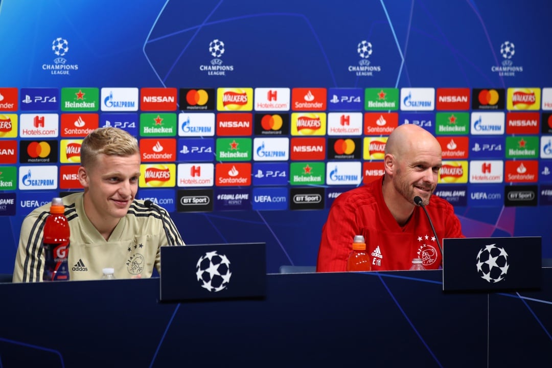 Donny van de Beek y Erik ten Hag, en una rueda de prensa de la UEFA Champions League