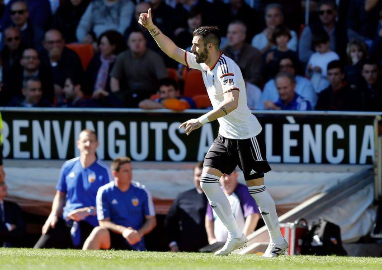 GRA138 VALENCIA, 15/2/2015.- El jugador del Valencia Álvaro Negredo,celebrta el gol que consiguió marcar durante el partido de la vigésimo tercera jornada de la Liga BBVA que el Valencia y el Getafe disputan hoy en el estadio de Mestalla en Valencia. EFE/