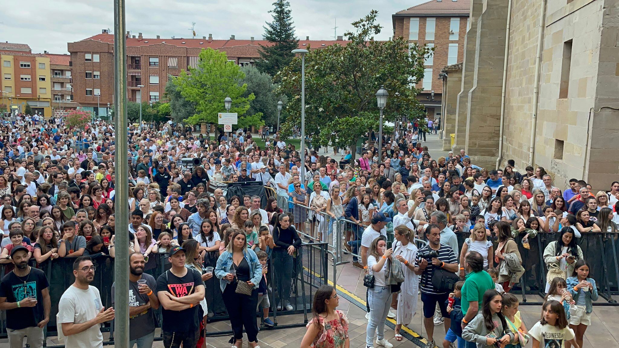 La Gira de Dial al Sol está registrando una enorme afluencia a todos los conciertos. En la foto, una vista del público este lunes en Lardero (La Rioja) / Radio Rioja