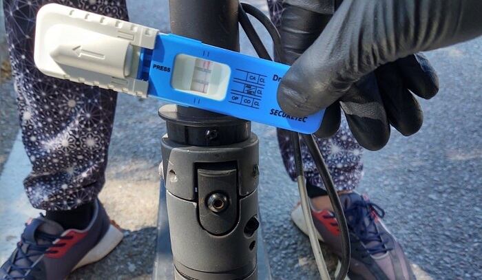 El agente posa con el test de drogas positivo