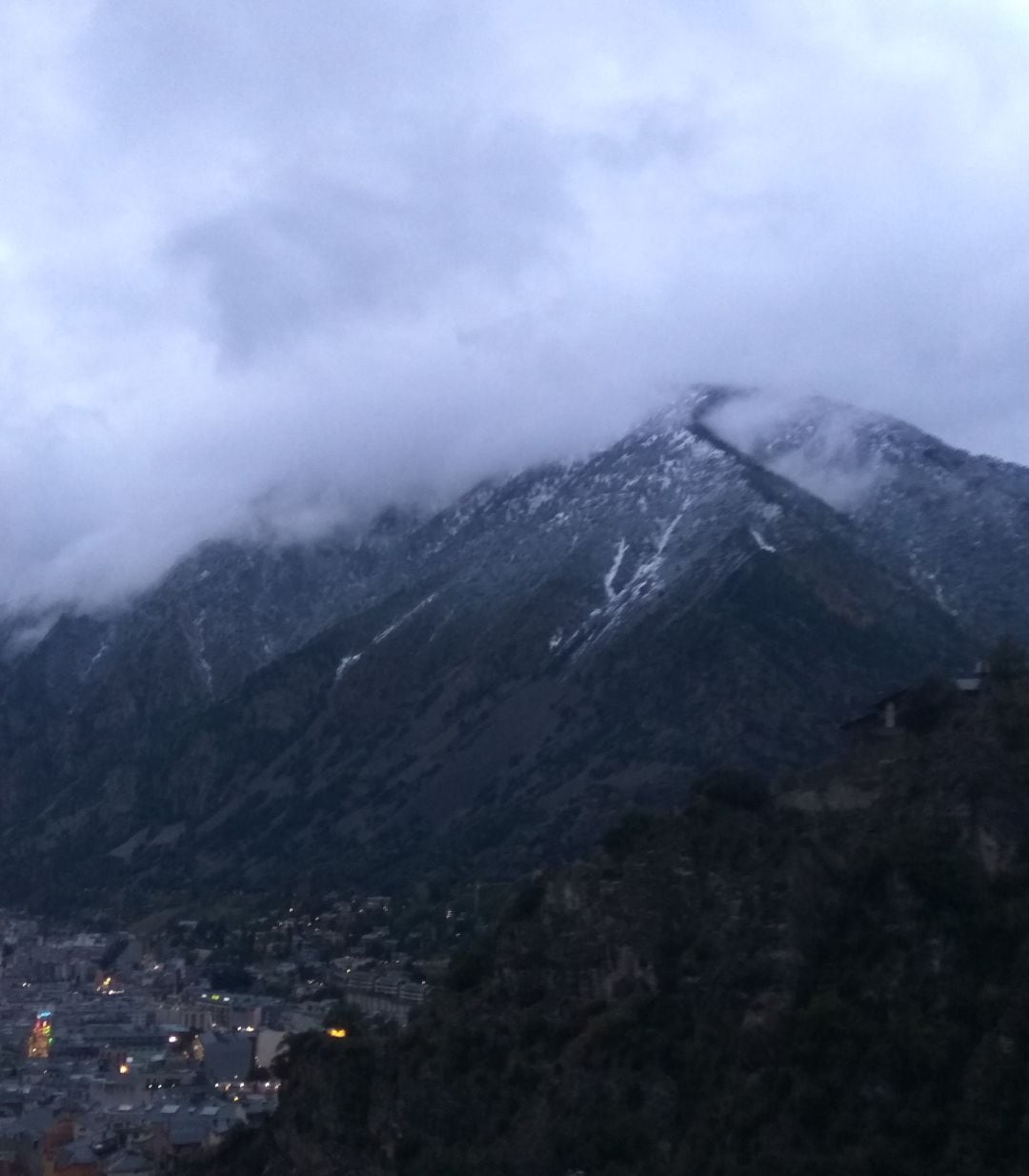 El Pic de Carroi enfarinat aquest diumenge en la primera nevada important de la temporada.