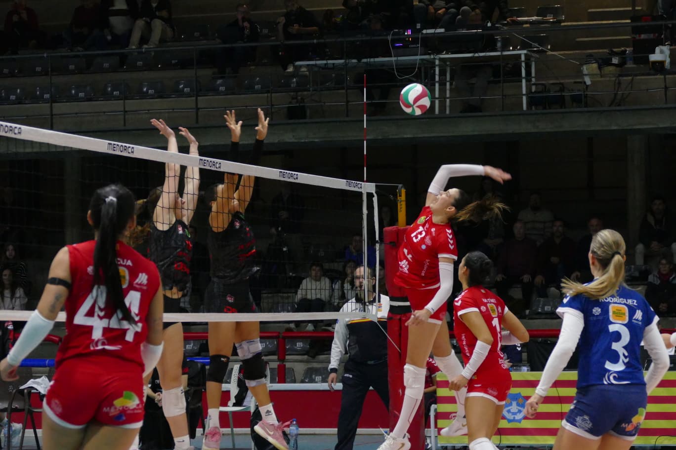 L'Avarca va donar un cop sobre la taula de la Liga Iberdrola en derrotar a un Sant Cugat que volia arrabasar-li el liderat de la competició.