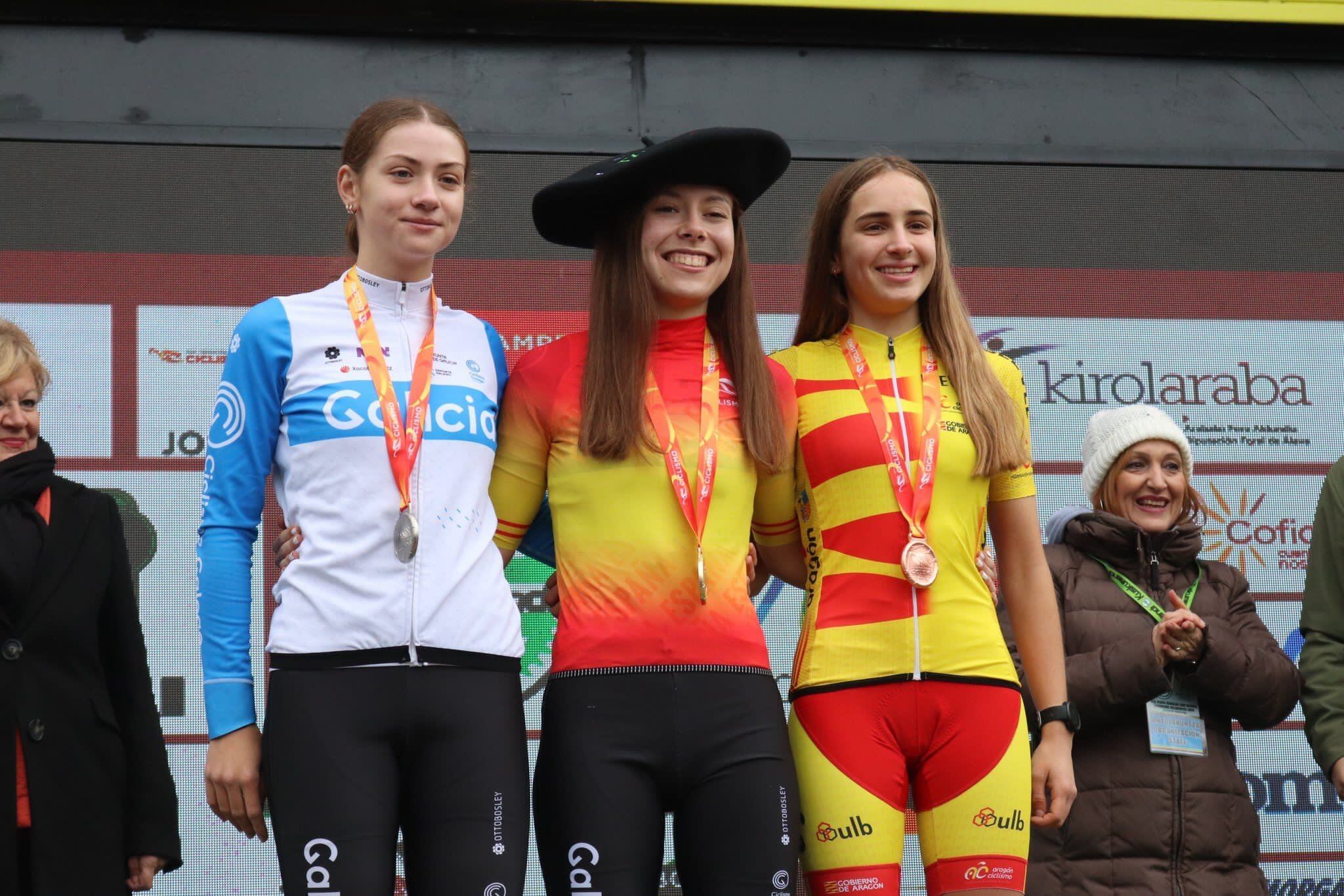 Ana López con la medalla de bronce en el podio en Amurrio