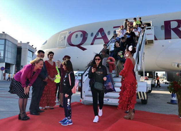 Los responsables de Qatar Airlines y del Aeropuerto de Málaga reciben a los pasajeros del vuelo en las escalinetas de la aeronave