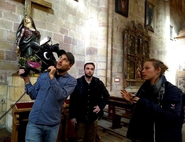 El equipo ha rodado en el interior de la Iglesia de San Pedro Apóstol