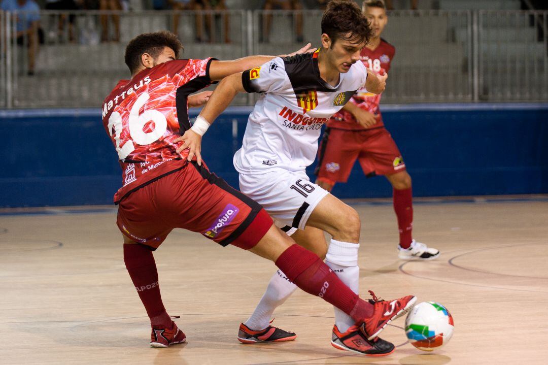 Matteus intenta quitarle el balón a un jugador del Industrias García