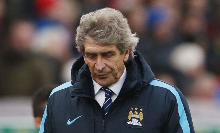 El técnico del Manchester City, Manuel Pellegrini, se marcha desolado tras la derrota ante el Stoke City