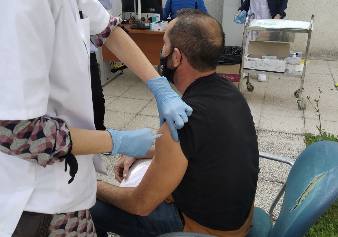 Vacunación contra la covid de un agente de la Policía Local de Almuñécar (Granada)