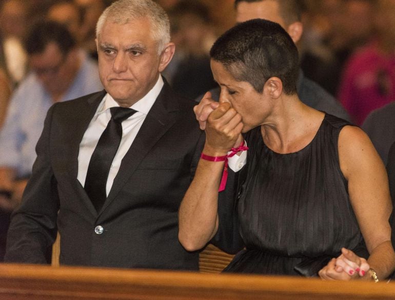 José Luis y Maria Antonia Horach, padres del piloto mallorquín Luis Salom, durante el funeral celebrado hoy en la Catedral de Palma