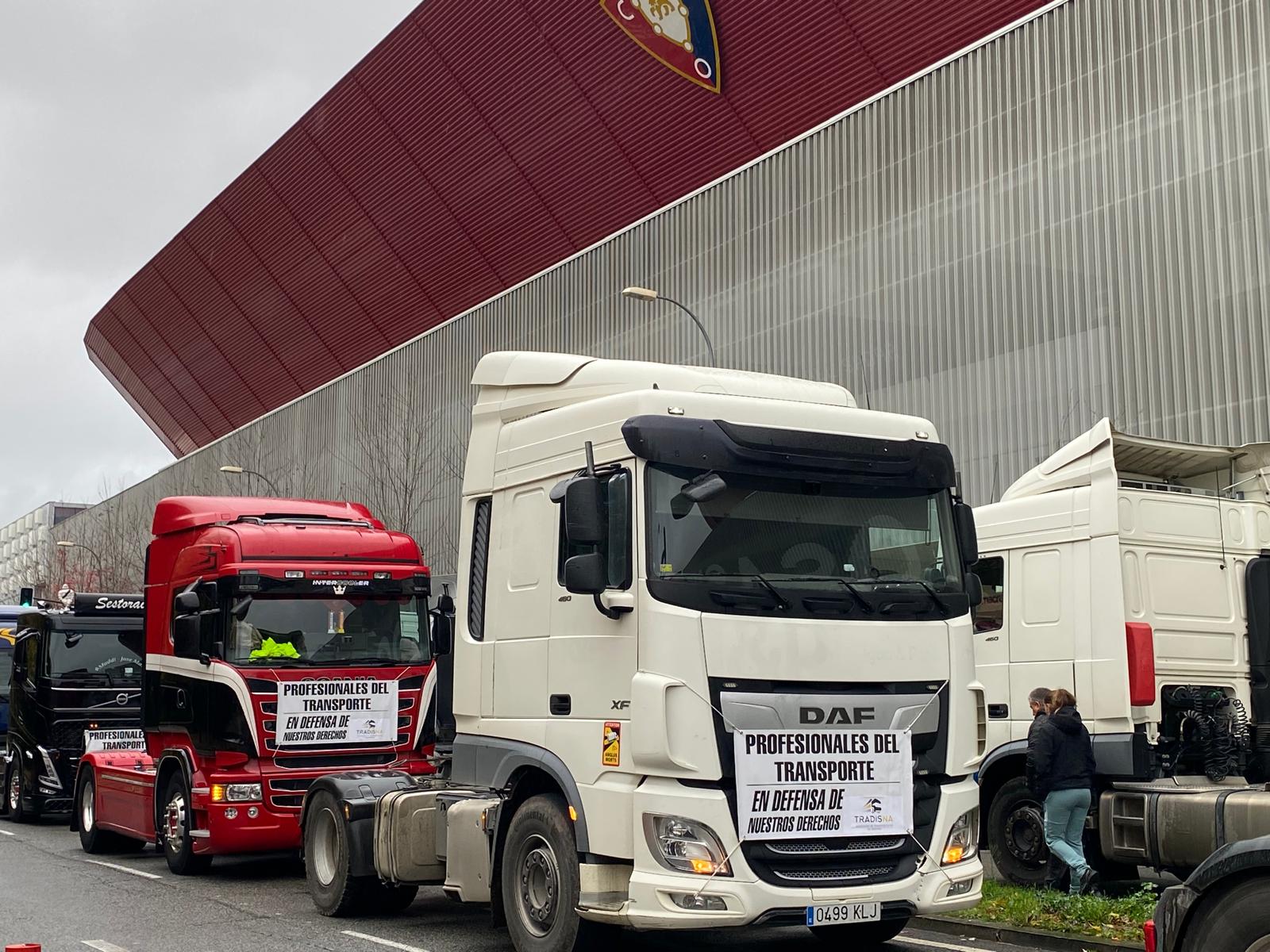 Camiones frente al estadio El Sadar en Pamplona