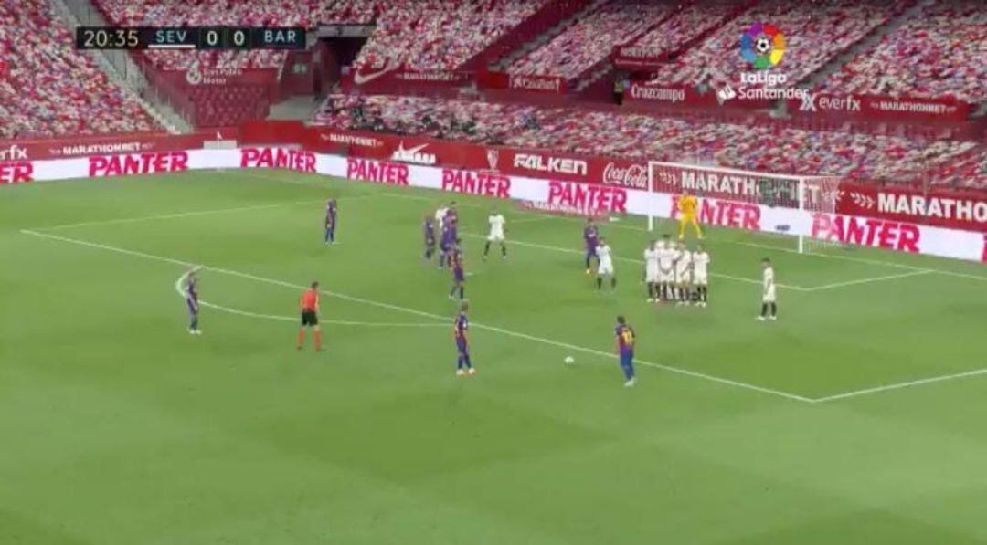 Acción de la falta sobre Messi 