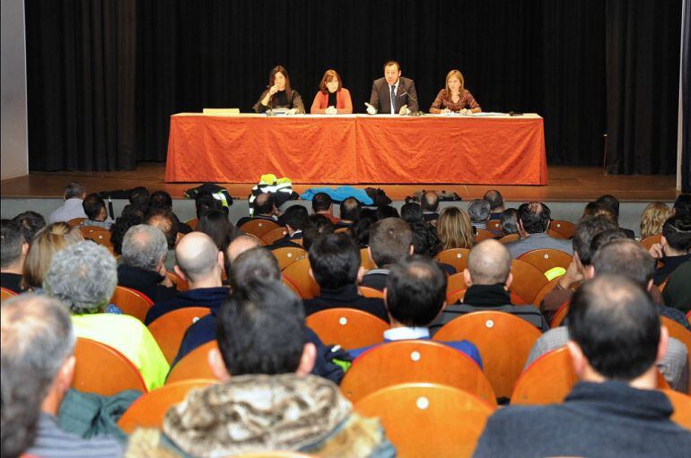 Asamblea en el centro cívico Bailarín Vicente Escudero