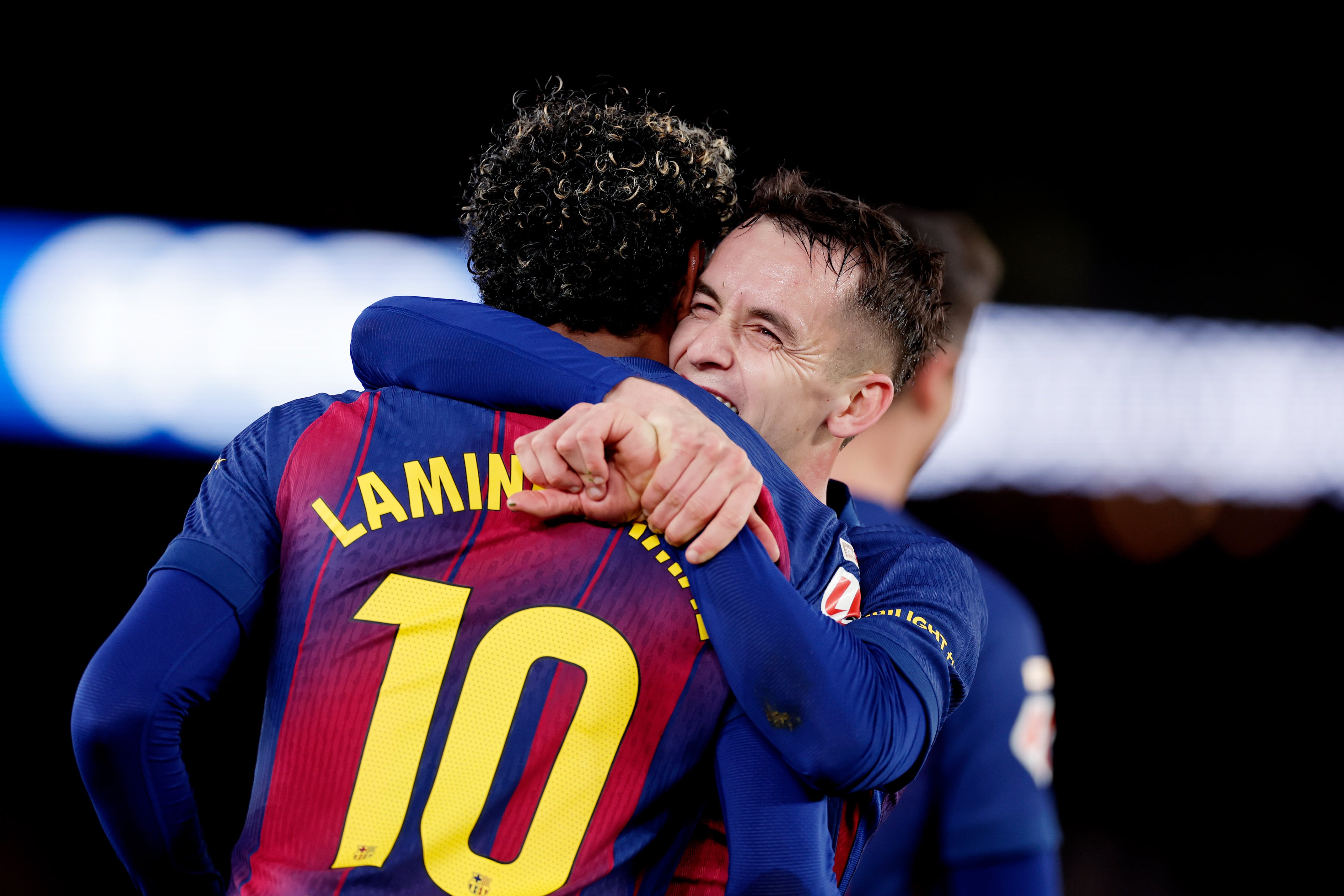Marc Casadó se abraza con Lamine Yamal durante un gol del FC Barcelona