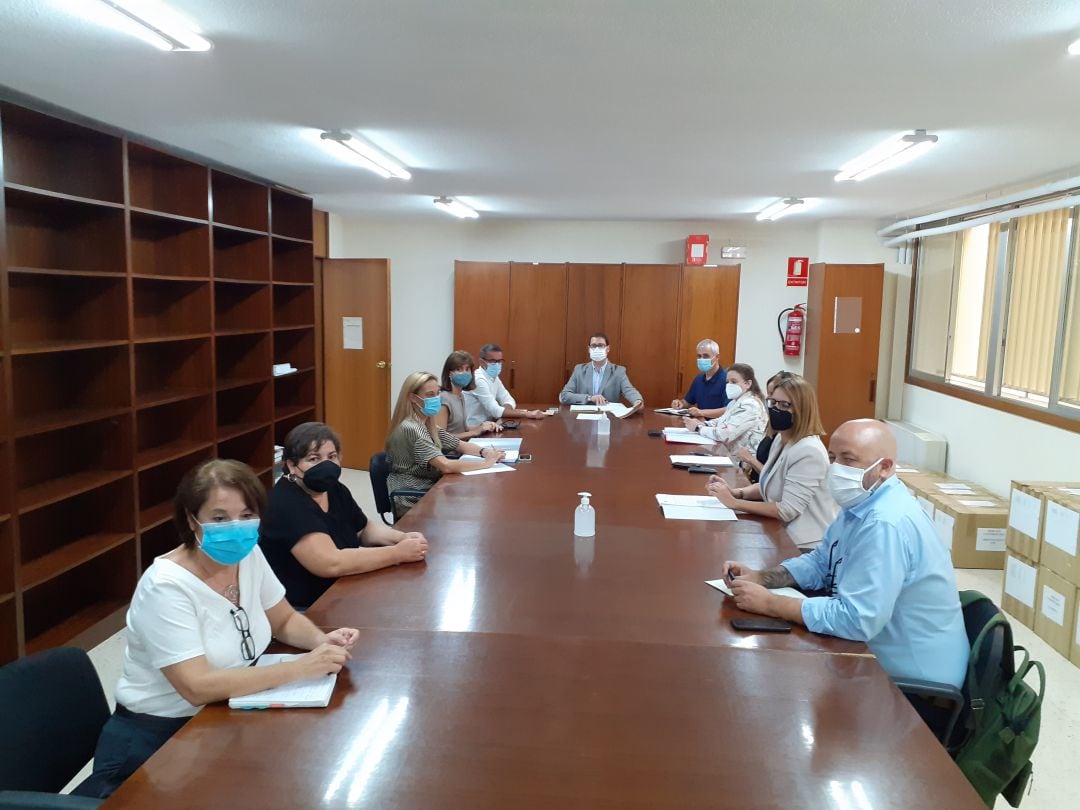 Representantes de la Generalitat, Ayuntamiento de Alicante y comunidad educativa de El Somni se han reunido este miércoles en Alicante