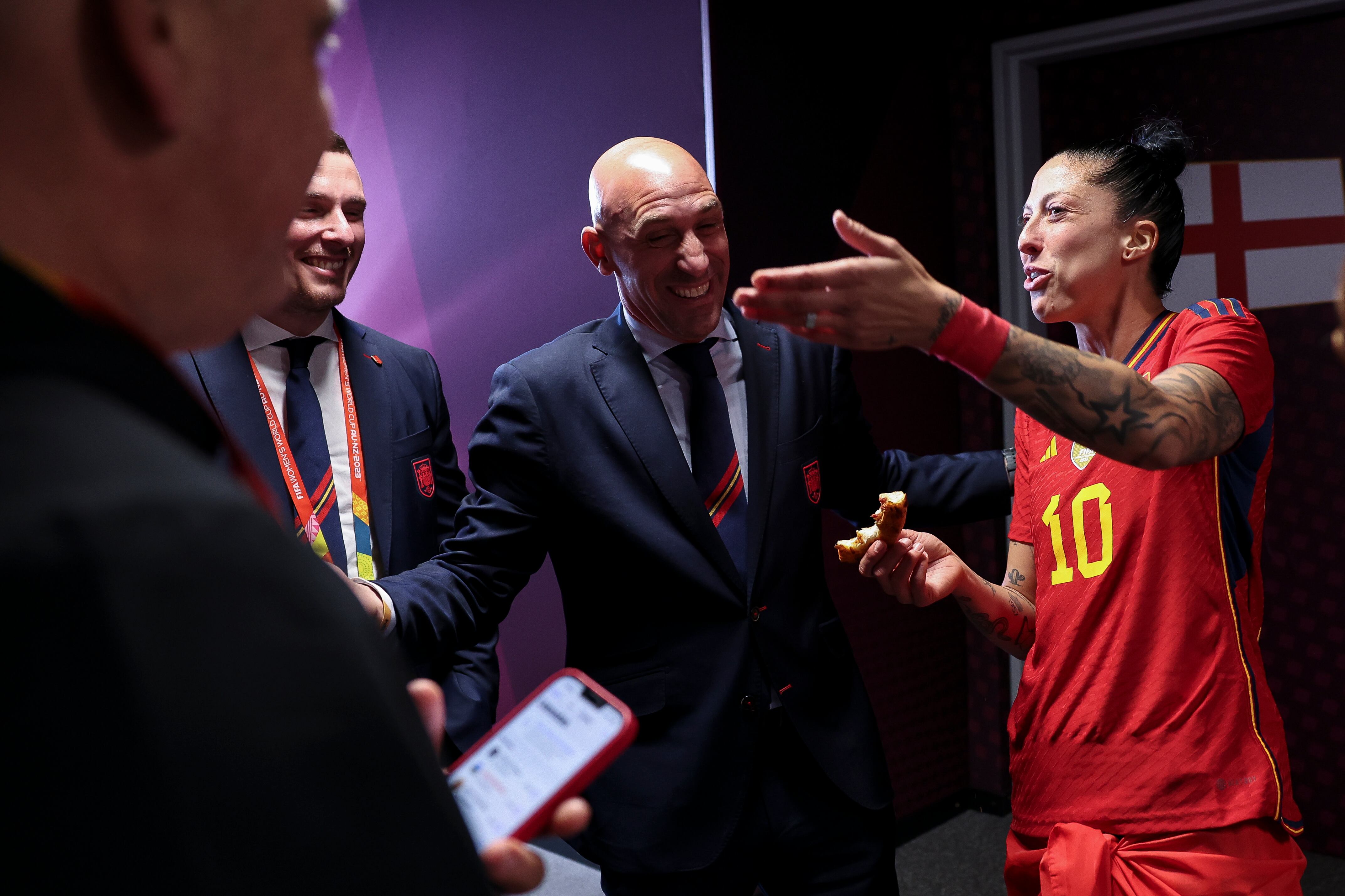 Luis Rubiales y Jenni Hermoso en el túnel de vestuarios tras la final del mundial