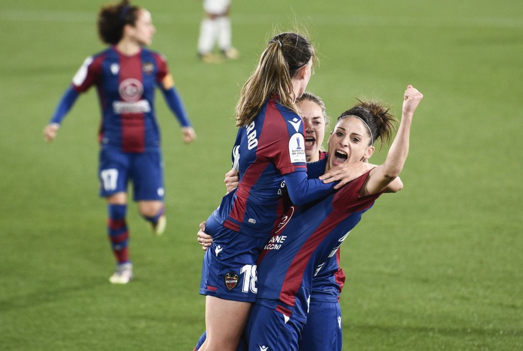 Las jugadoras del Levante celebrando uno de los goles al Logroño.