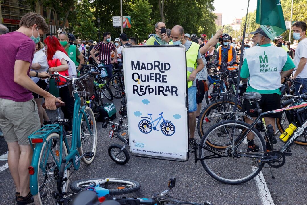 Movilización de bicicletas bajo el lema "Madrid quiere respirar", hoy en Cibeles.
