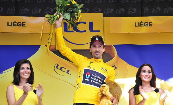 El ciclista suizo Fabian Cancellara, del equipo Radioshack Nissan Trek, celebra en el podio su victoria en la etapa prólogo del Tour de Francia, una contrarreloj individual de 6,4 kilómetros con salida y llegada en Lieja, Bélgica, hoy, sábado 30 de junio 