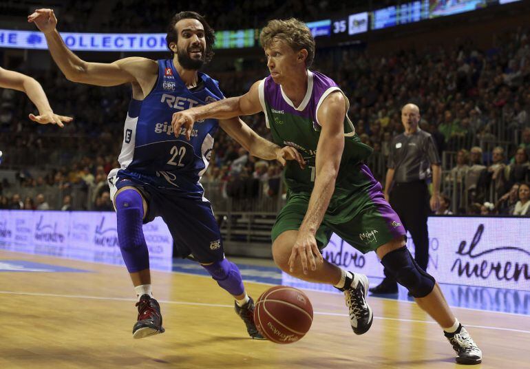 Kuzminskas penetra a canasta ante Grimau