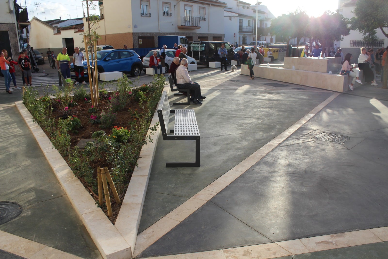 Los vecinos de la barriada han acudido a la inauguración del nuevo espacio público que ha sido remodelado